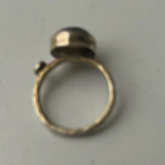 Lapis Lazuli blue stone ring with diamond and wide hammered gold band - Picture 4 of 6